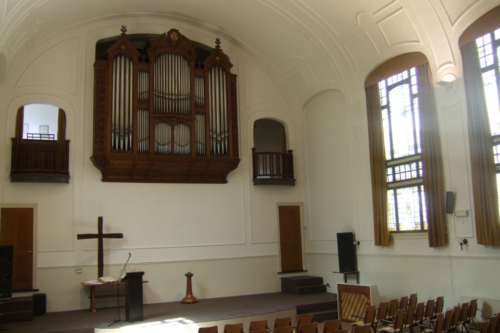 Kerkzaal met orgel